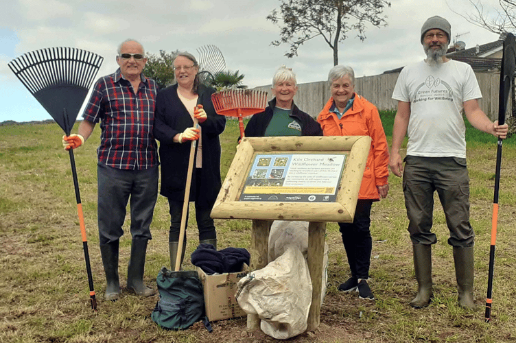 Mayor of Newton Abbot, Carol Bunday (second from right) gives
her support and encouragement to Green Futures volunteers with
co-ordinator, Andrew Rothery.