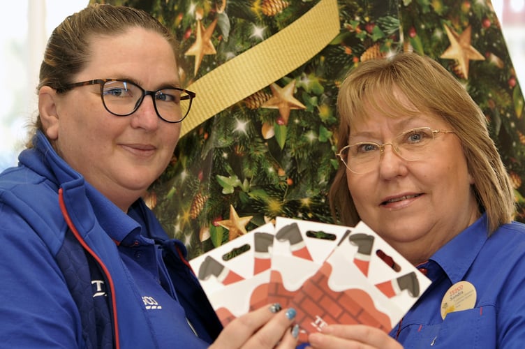 Photo: Steve Pope  MDA231122B_SP002
Tesco, £50 vouchers for MDA Christmas competiton.  Tesco store colleagues Kelly Dart and Sandra Noone