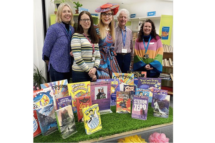 Local author Sarah McIntyre thanks the team at Bovey Tracey Library.