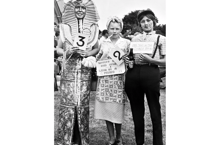 Tutankhamun joins forces with Coronation Street’s Hilda and Stan Ogden – a combination many say couldn’t happen. But it did in Shaldon in 1972!