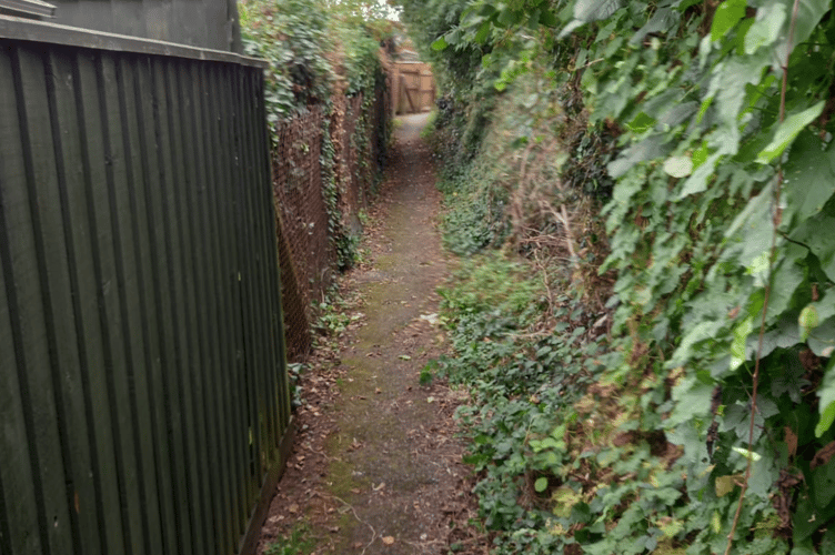 Kingsteington Town Council continues its work clearing pathways 