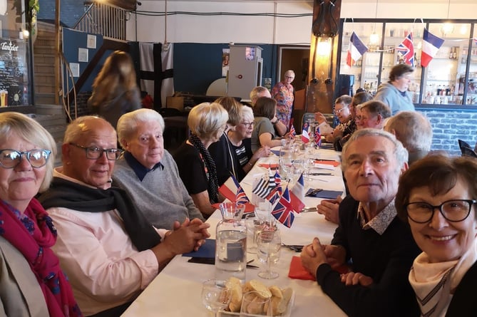 Twinners enjoying a meal at L’Auberge de l'Est à l'Ouest in Poullaouën
