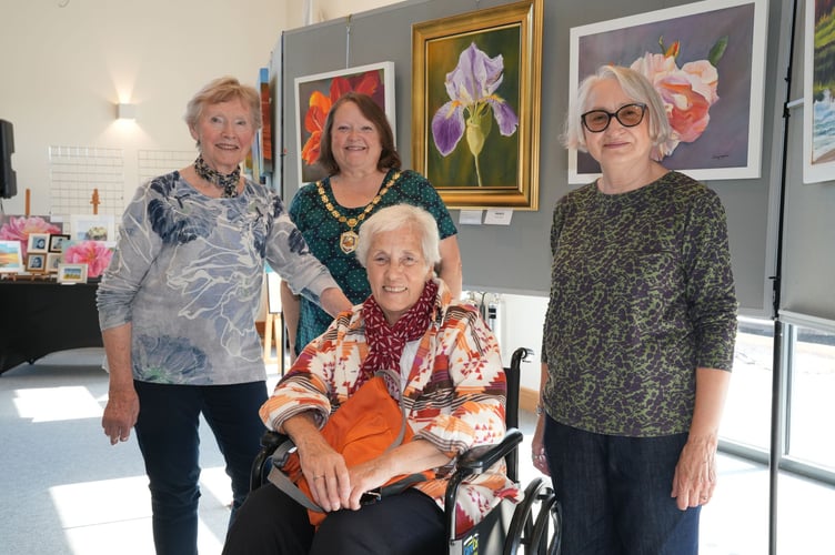 Three artists Liz Brown, Jenny Norman and Sheila Dangar with Mayor Lin Goodman-Bradbury. Photo Bob Simpson 